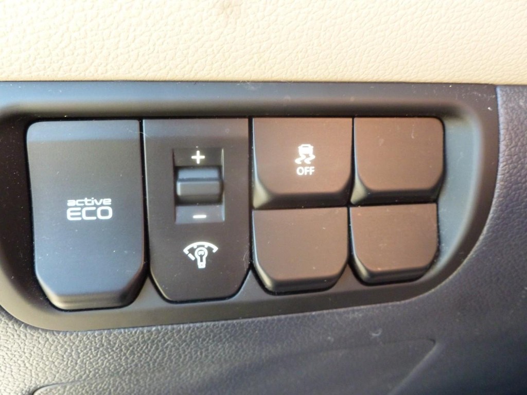 Kia Rio Vehicle Full-screen Gallery Image 16