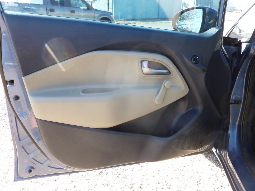 Kia Rio Vehicle Full-screen Gallery Image 17