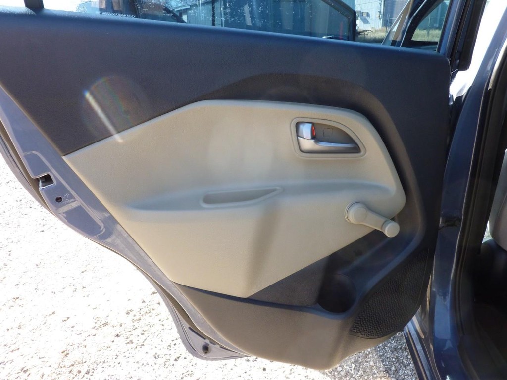 Kia Rio Vehicle Full-screen Gallery Image 18