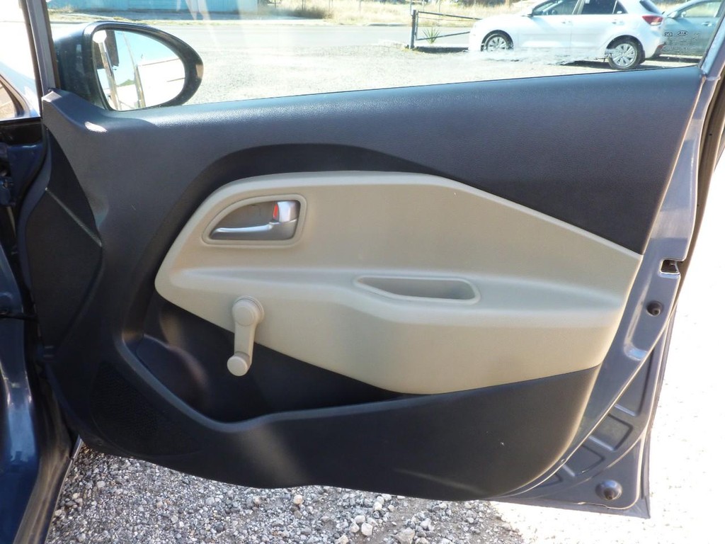 Kia Rio Vehicle Full-screen Gallery Image 20