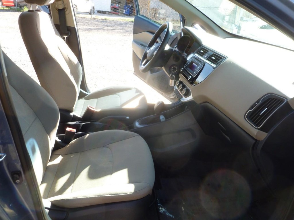 Kia Rio Vehicle Full-screen Gallery Image 21