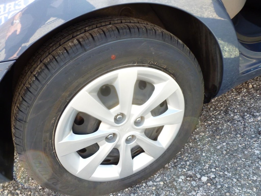 Kia Rio Vehicle Full-screen Gallery Image 23