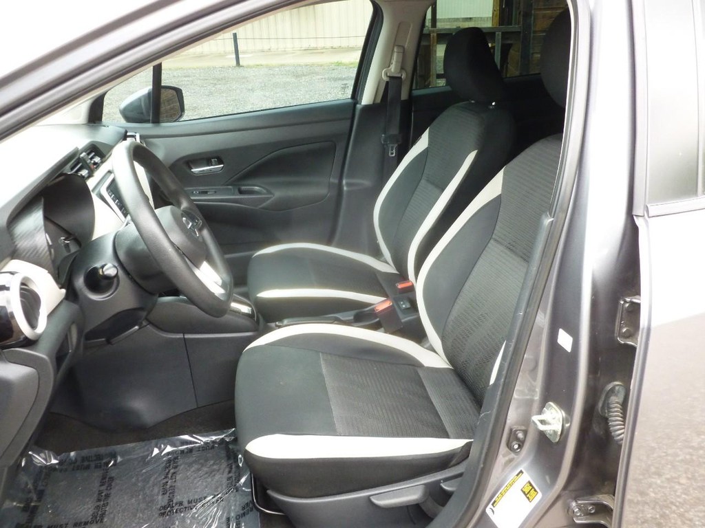 Nissan Versa Vehicle Full-screen Gallery Image 05