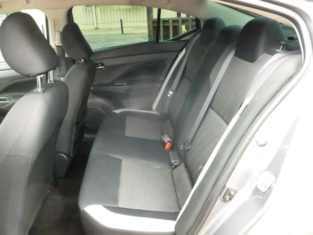 Nissan Versa Vehicle Full-screen Gallery Image 06