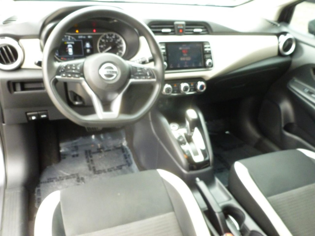 Nissan Versa Vehicle Full-screen Gallery Image 07