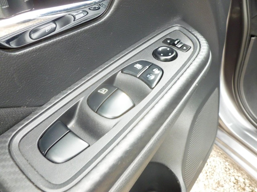 Nissan Versa Vehicle Full-screen Gallery Image 08