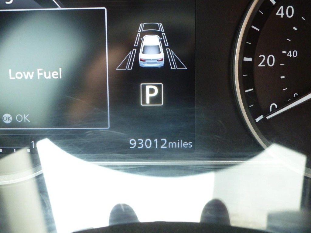 Nissan Versa Vehicle Full-screen Gallery Image 09