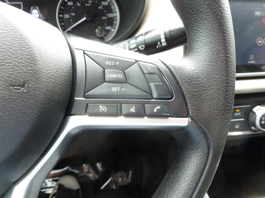 Nissan Versa Vehicle Full-screen Gallery Image 11