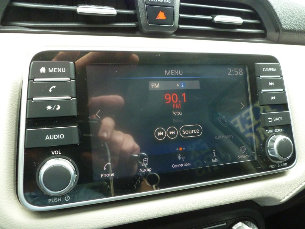 Nissan Versa Vehicle Full-screen Gallery Image 12