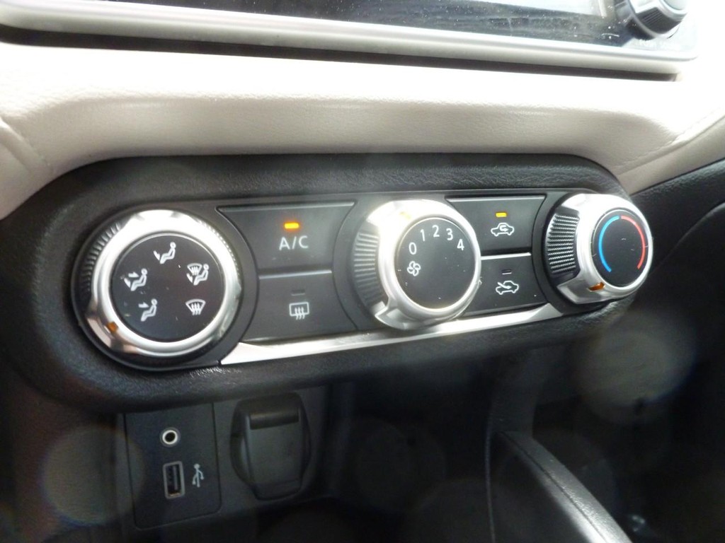 Nissan Versa Vehicle Full-screen Gallery Image 14