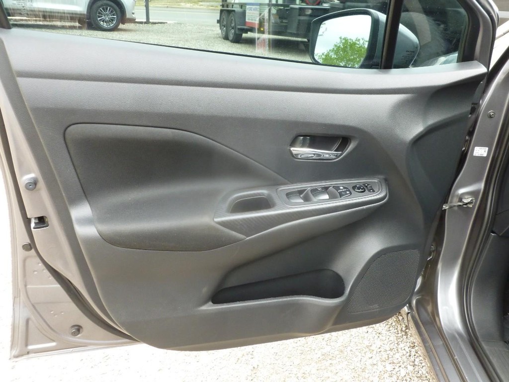 Nissan Versa Vehicle Full-screen Gallery Image 16