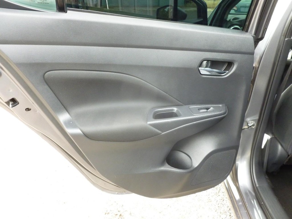 Nissan Versa Vehicle Full-screen Gallery Image 17