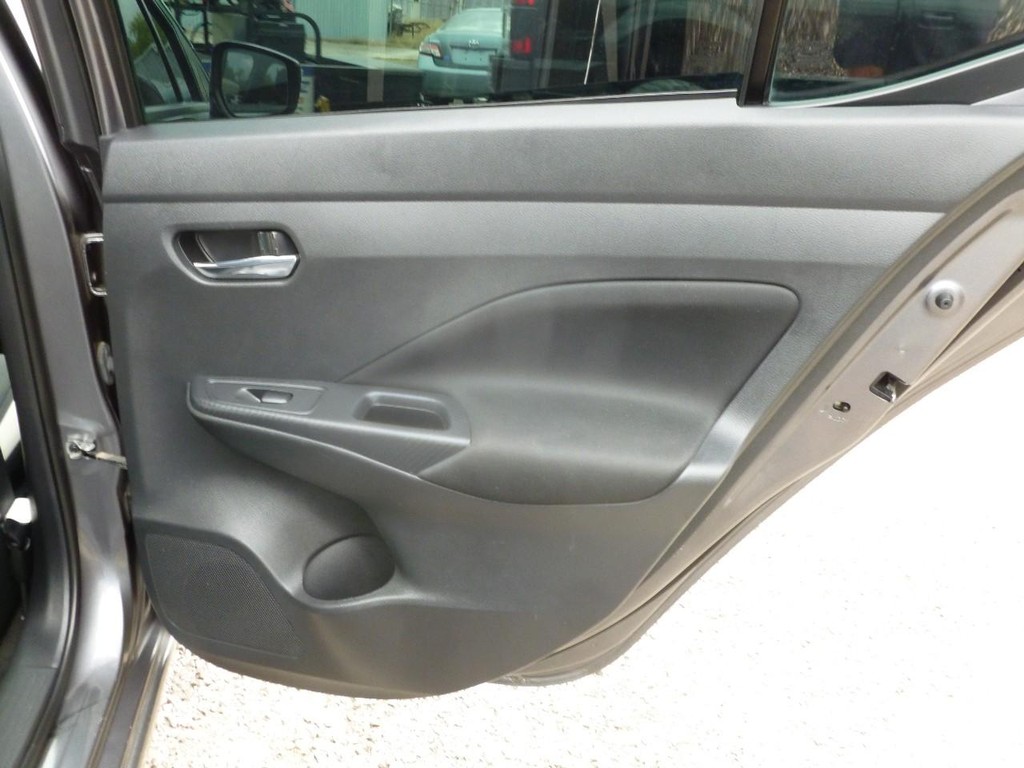 Nissan Versa Vehicle Full-screen Gallery Image 18