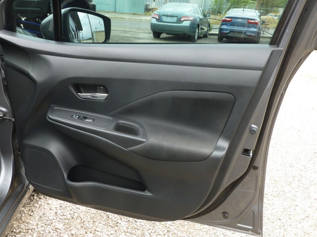 Nissan Versa Vehicle Full-screen Gallery Image 19