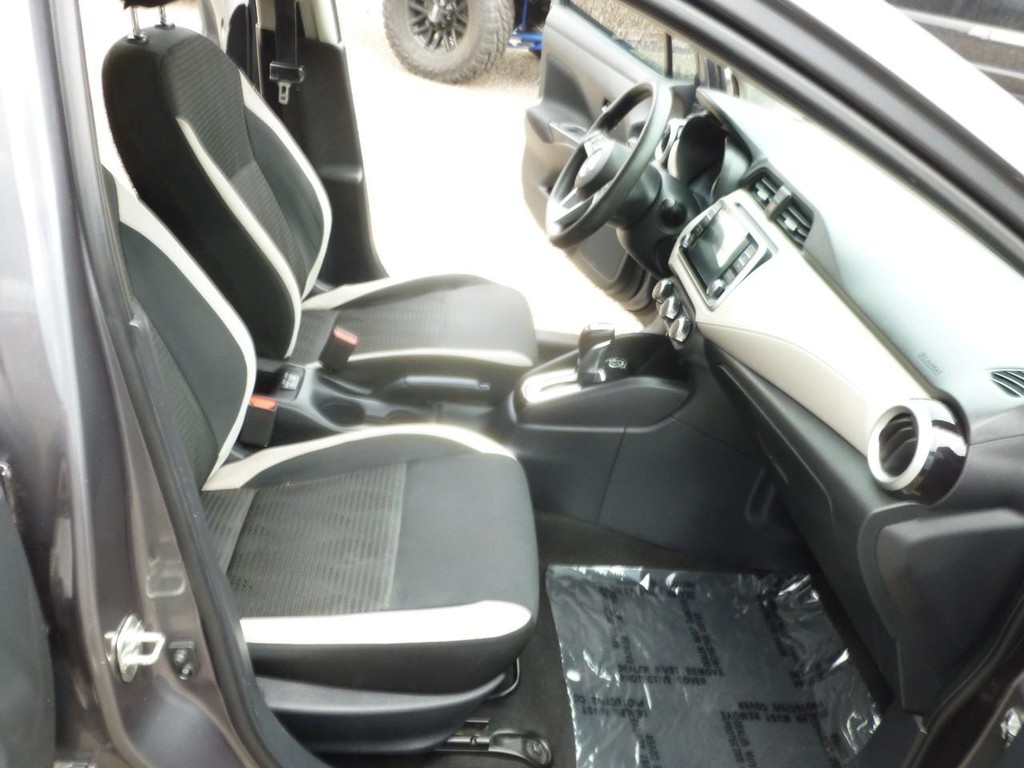 Nissan Versa Vehicle Full-screen Gallery Image 20