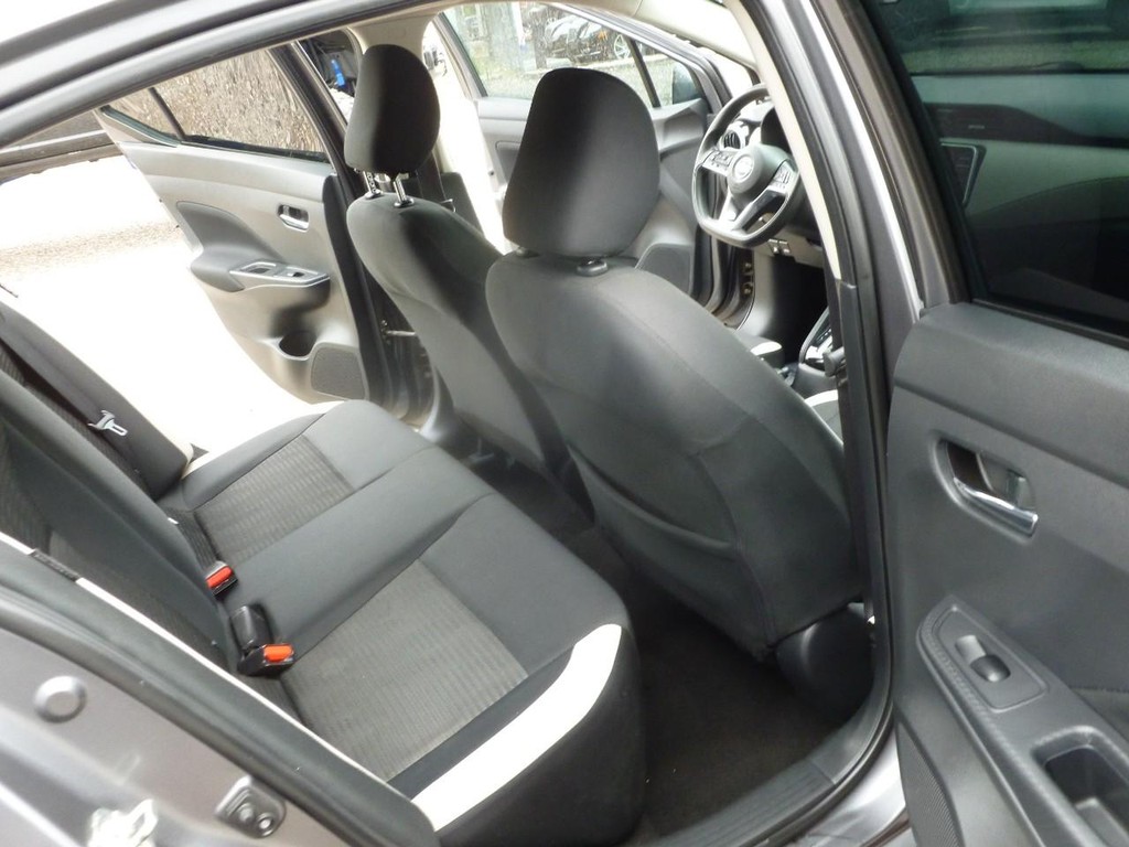 Nissan Versa Vehicle Full-screen Gallery Image 21
