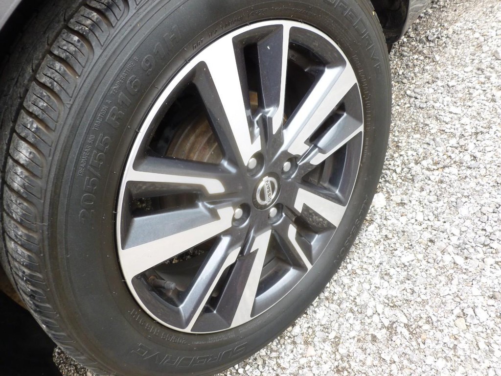 Nissan Versa Vehicle Full-screen Gallery Image 22