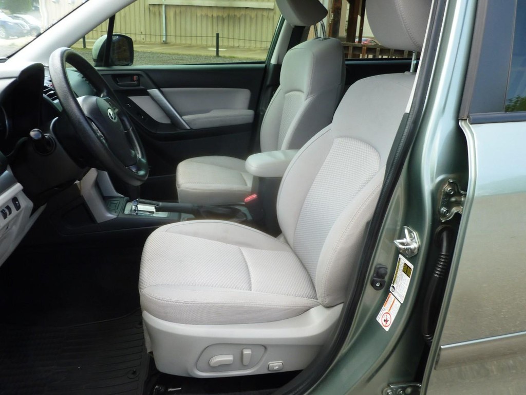 Subaru Forester Vehicle Full-screen Gallery Image 05