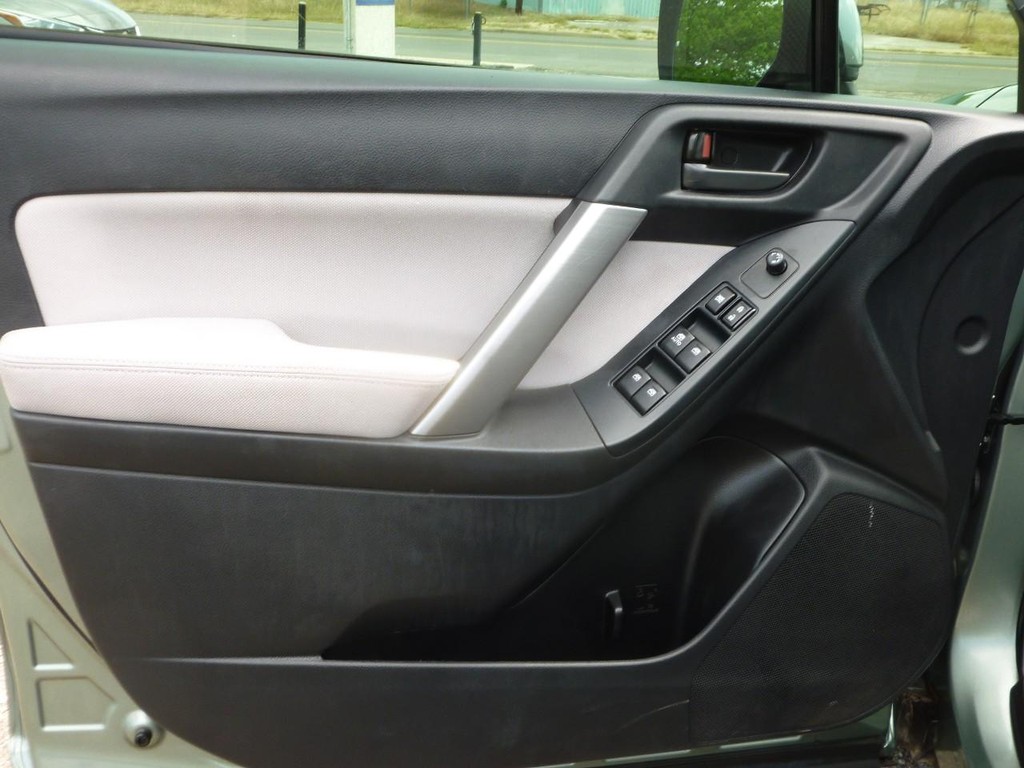 Subaru Forester Vehicle Full-screen Gallery Image 19