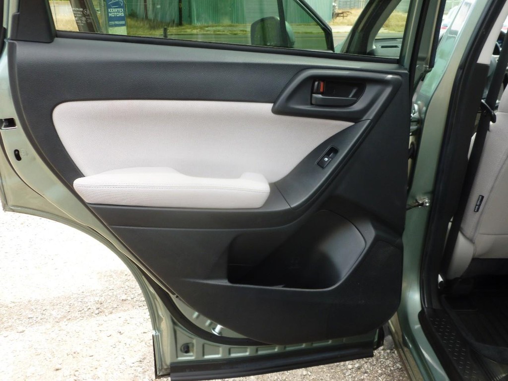 Subaru Forester Vehicle Full-screen Gallery Image 20