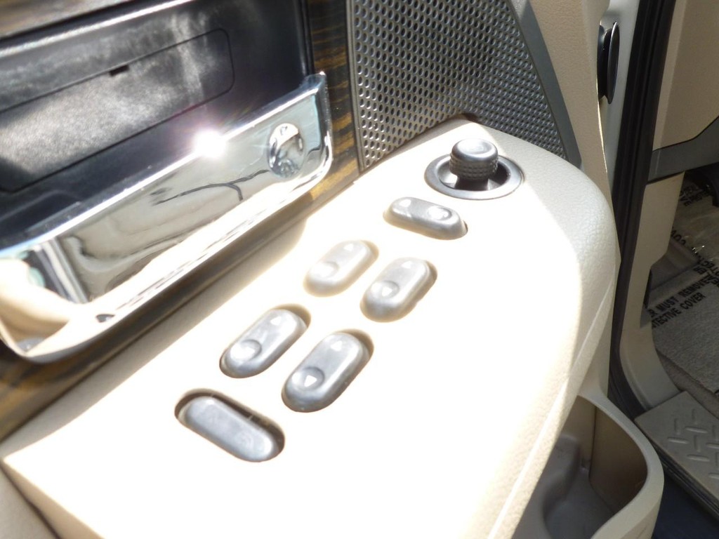 Lincoln Mark LT Vehicle Image 09