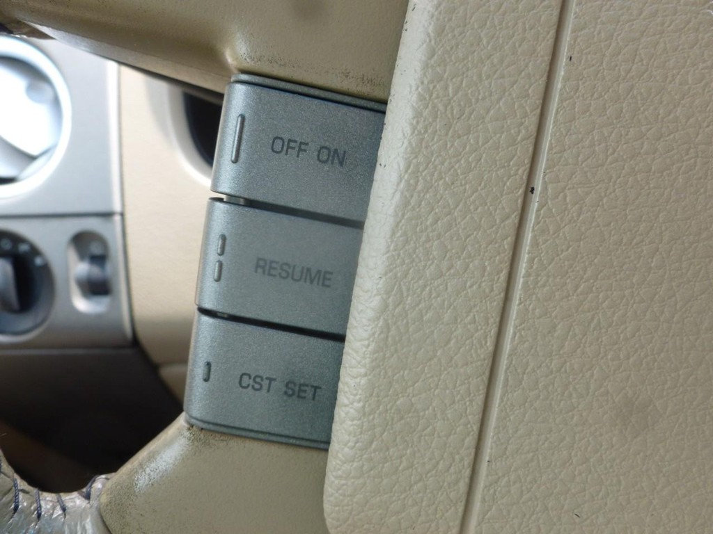 Lincoln Mark LT Vehicle Image 11