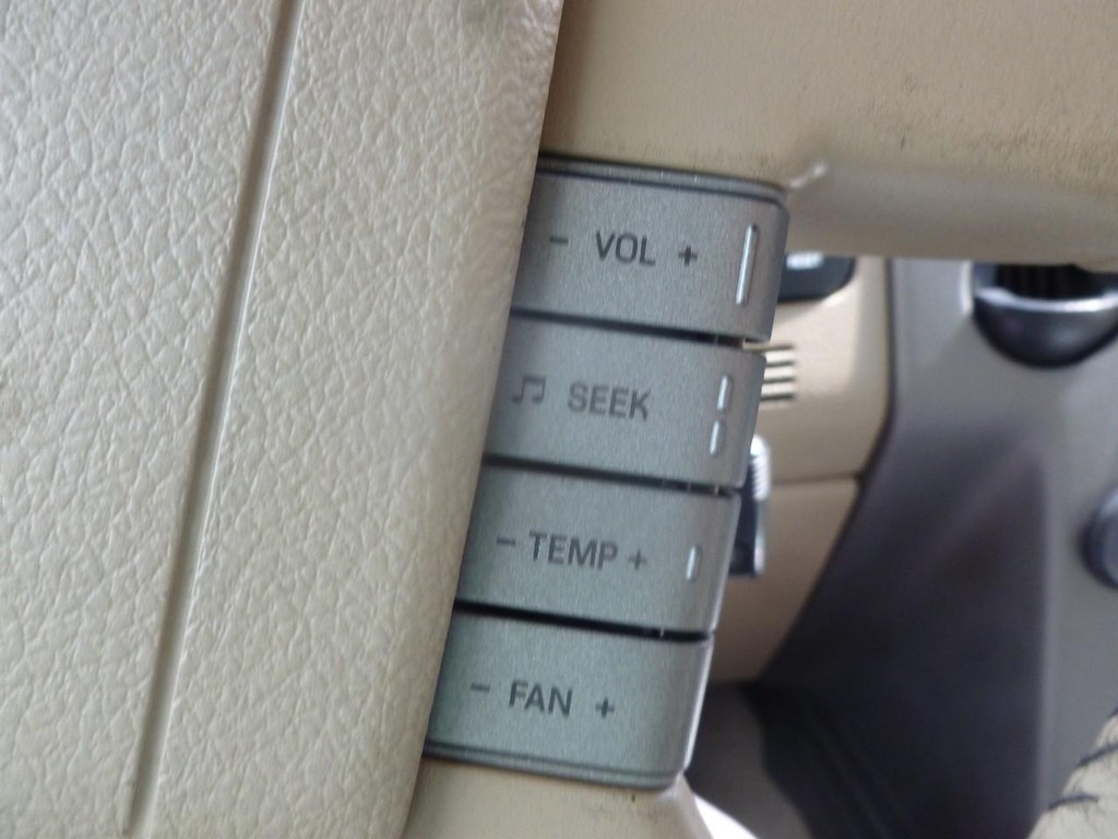 Lincoln Mark LT Vehicle Image 12
