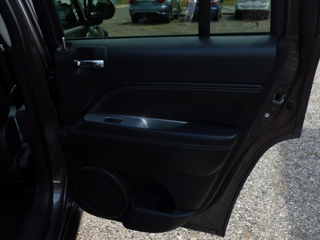 Jeep Compass Vehicle Image 21