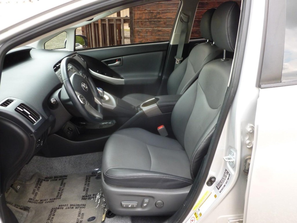 Toyota Prius Vehicle Full-screen Gallery Image 05