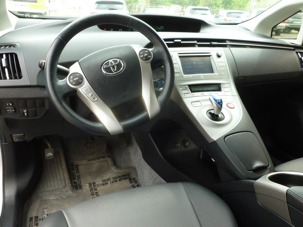 Toyota Prius Vehicle Full-screen Gallery Image 07