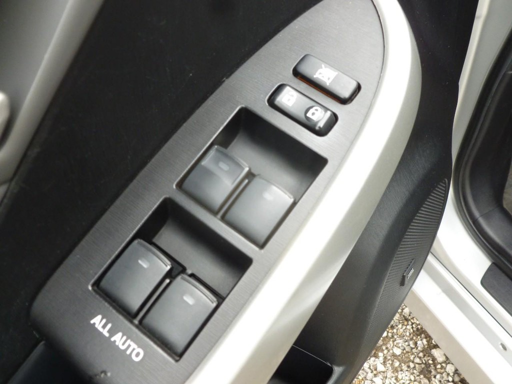 Toyota Prius Vehicle Full-screen Gallery Image 08