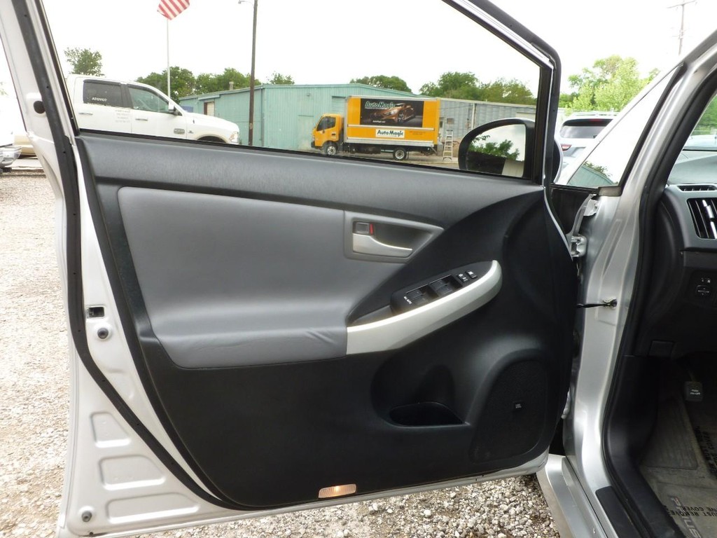 Toyota Prius Vehicle Full-screen Gallery Image 16