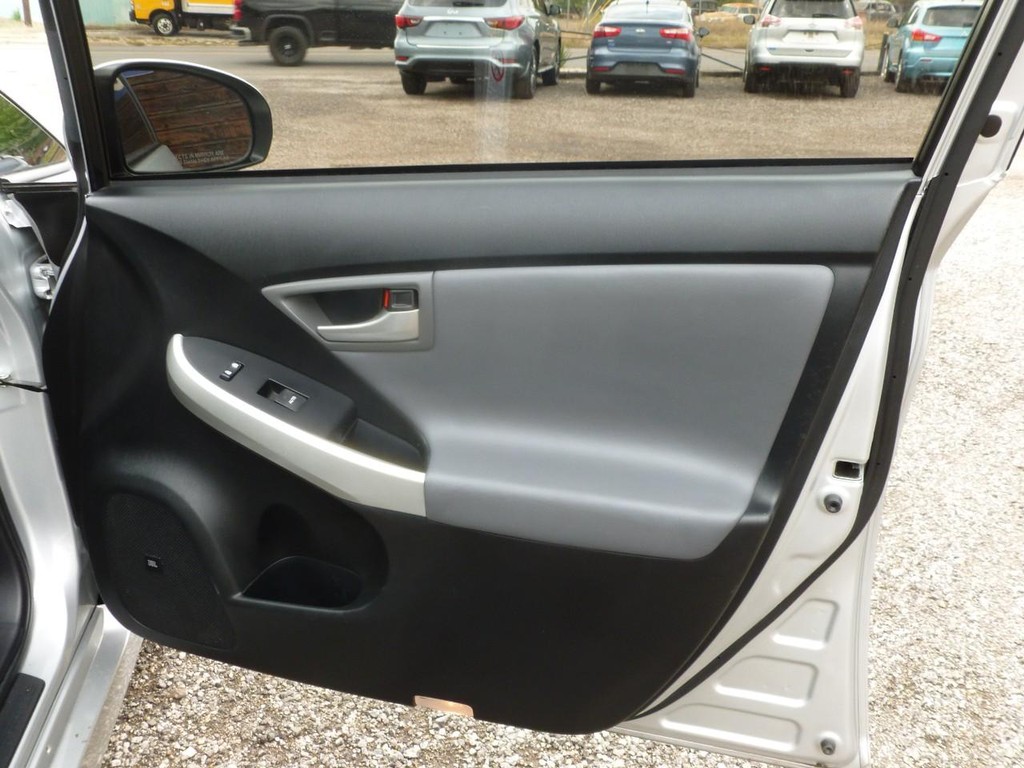 Toyota Prius Vehicle Full-screen Gallery Image 19