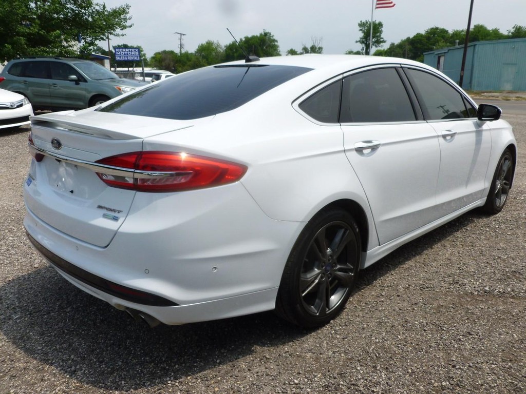 Ford Fusion Vehicle Full-screen Gallery Image 03