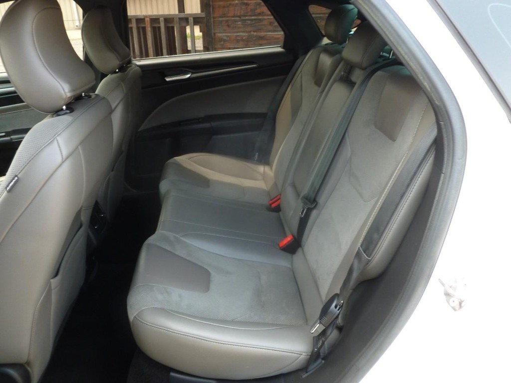 Ford Fusion Vehicle Full-screen Gallery Image 06