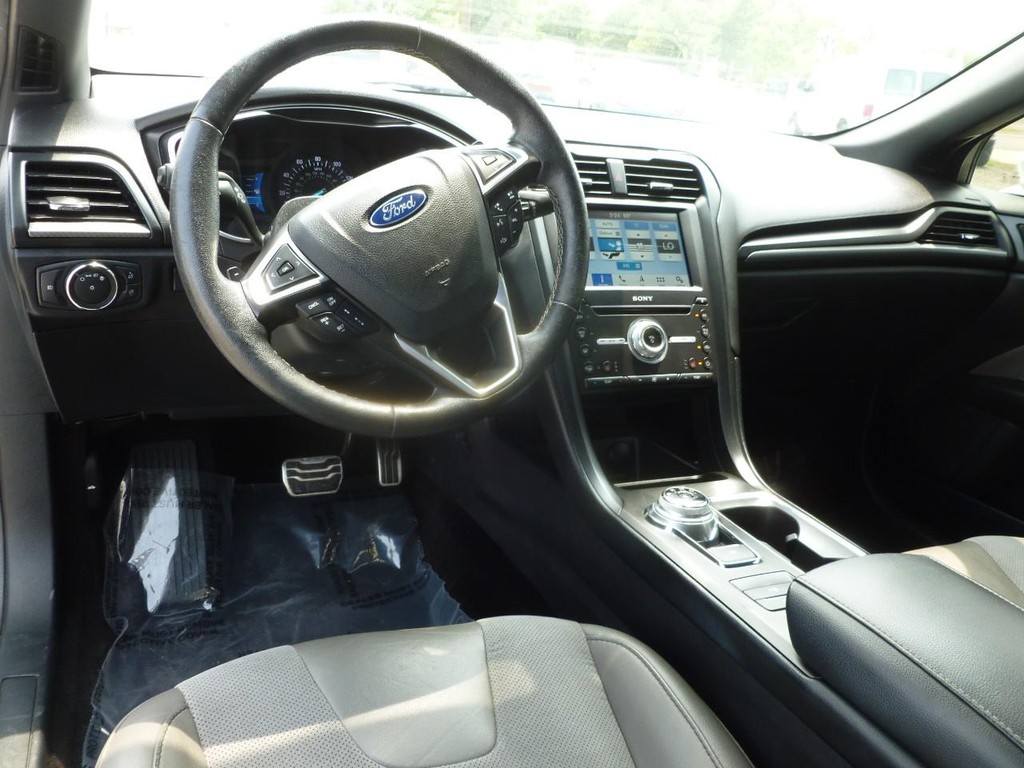 Ford Fusion Vehicle Full-screen Gallery Image 07