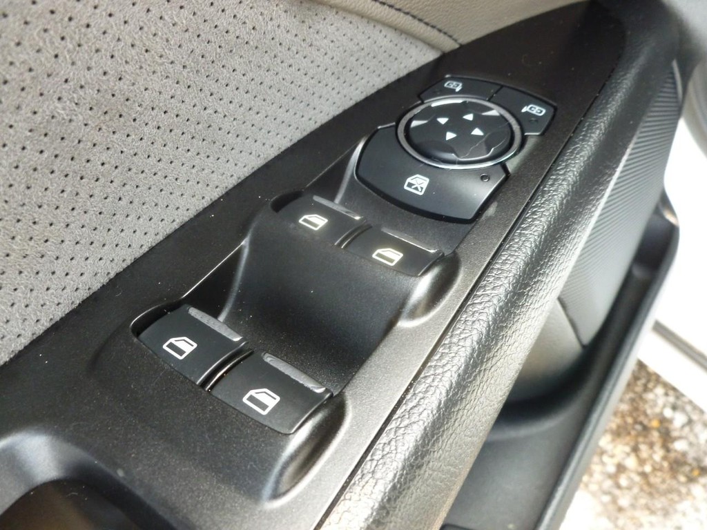 Ford Fusion Vehicle Full-screen Gallery Image 08