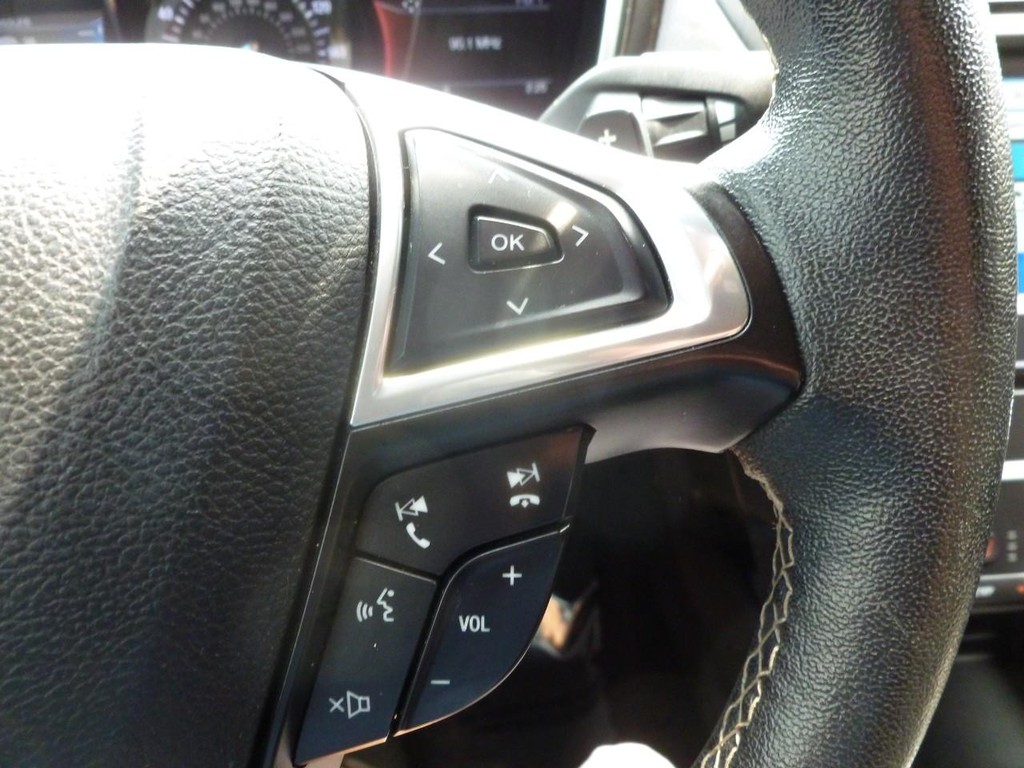 Ford Fusion Vehicle Full-screen Gallery Image 11