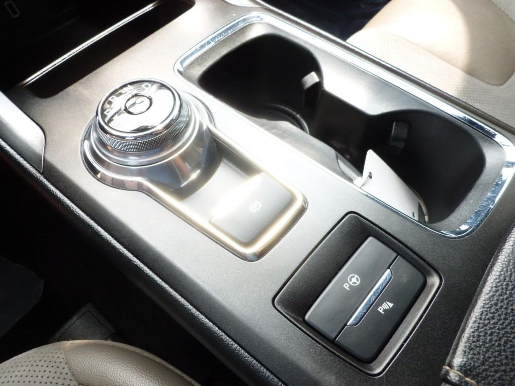 Ford Fusion Vehicle Full-screen Gallery Image 14
