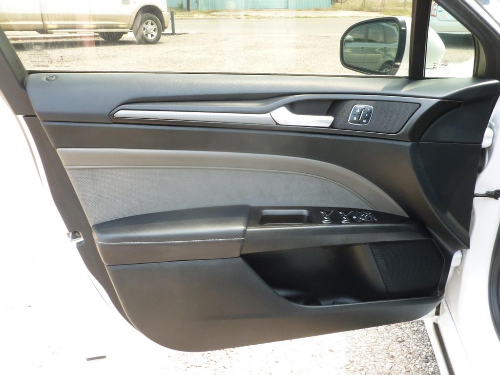 Ford Fusion Vehicle Full-screen Gallery Image 18