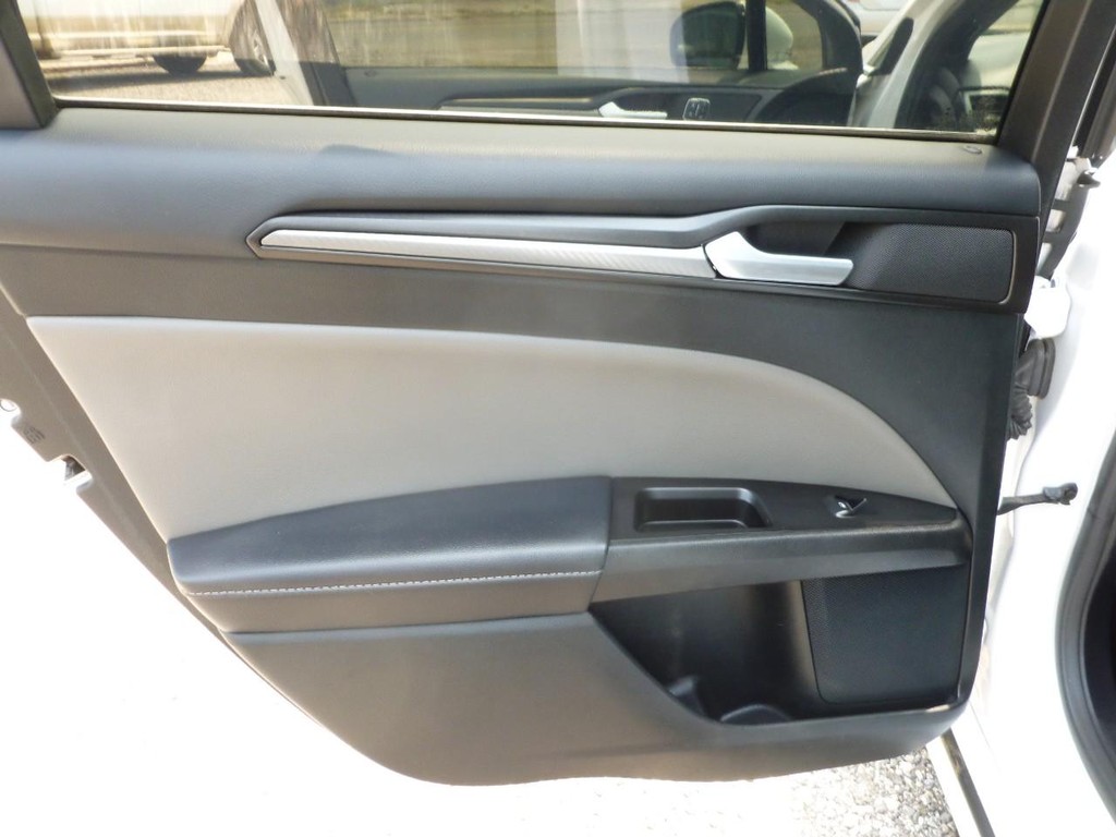 Ford Fusion Vehicle Full-screen Gallery Image 19