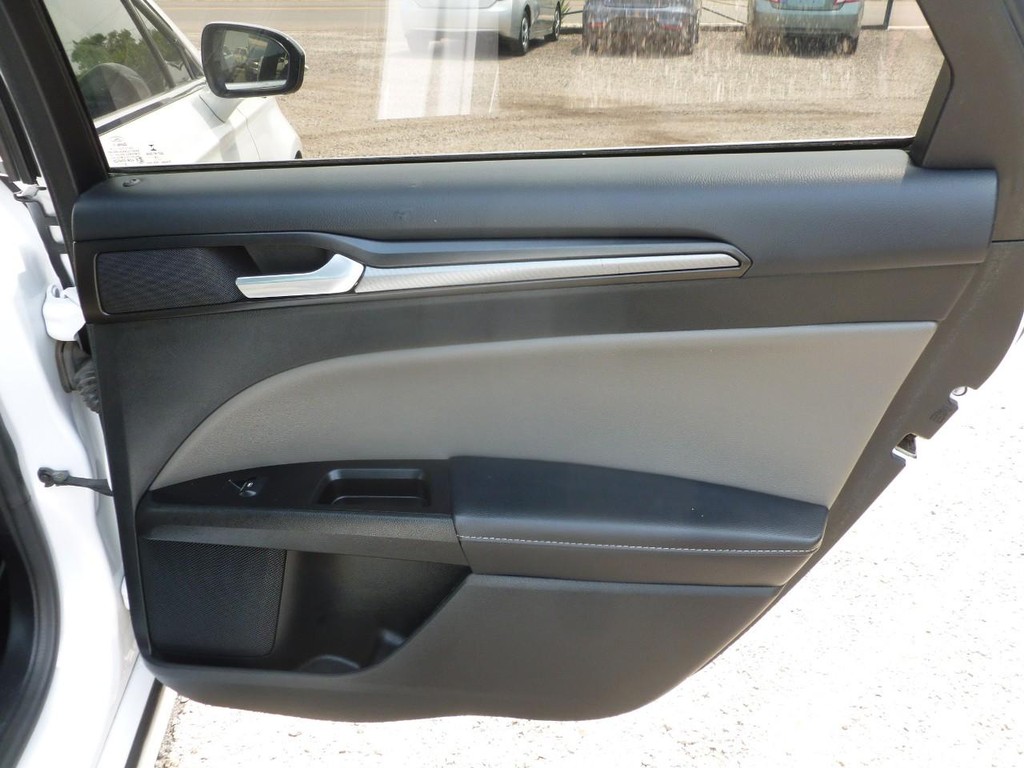 Ford Fusion Vehicle Full-screen Gallery Image 20