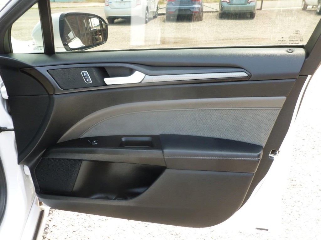 Ford Fusion Vehicle Full-screen Gallery Image 21