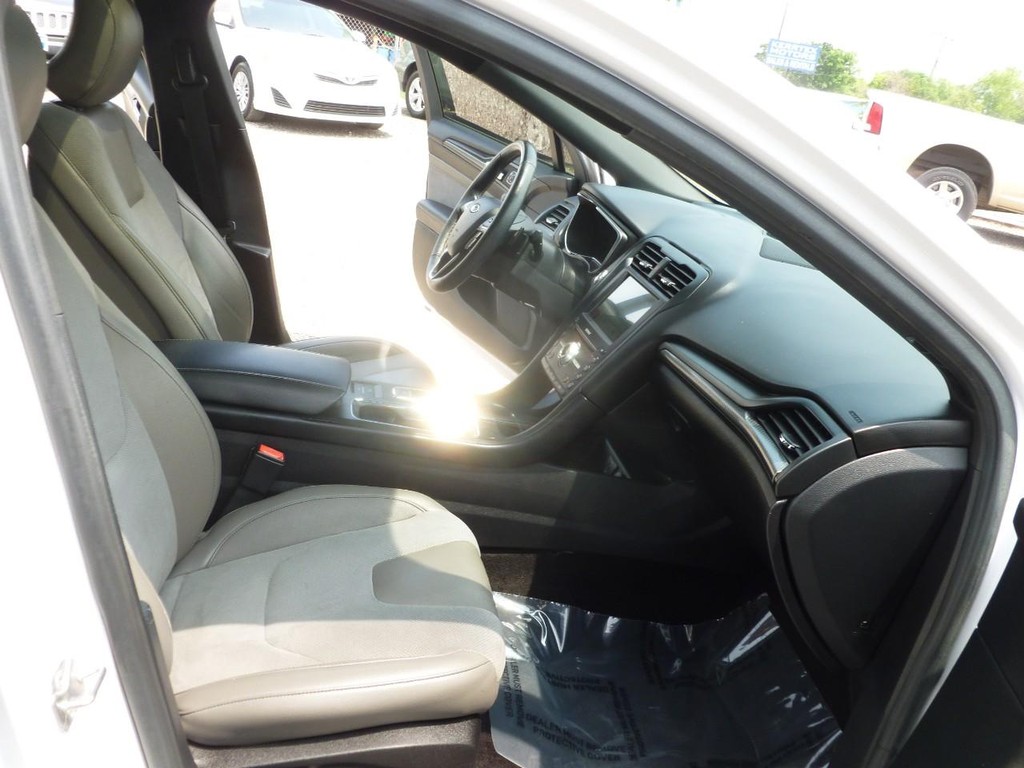 Ford Fusion Vehicle Full-screen Gallery Image 22