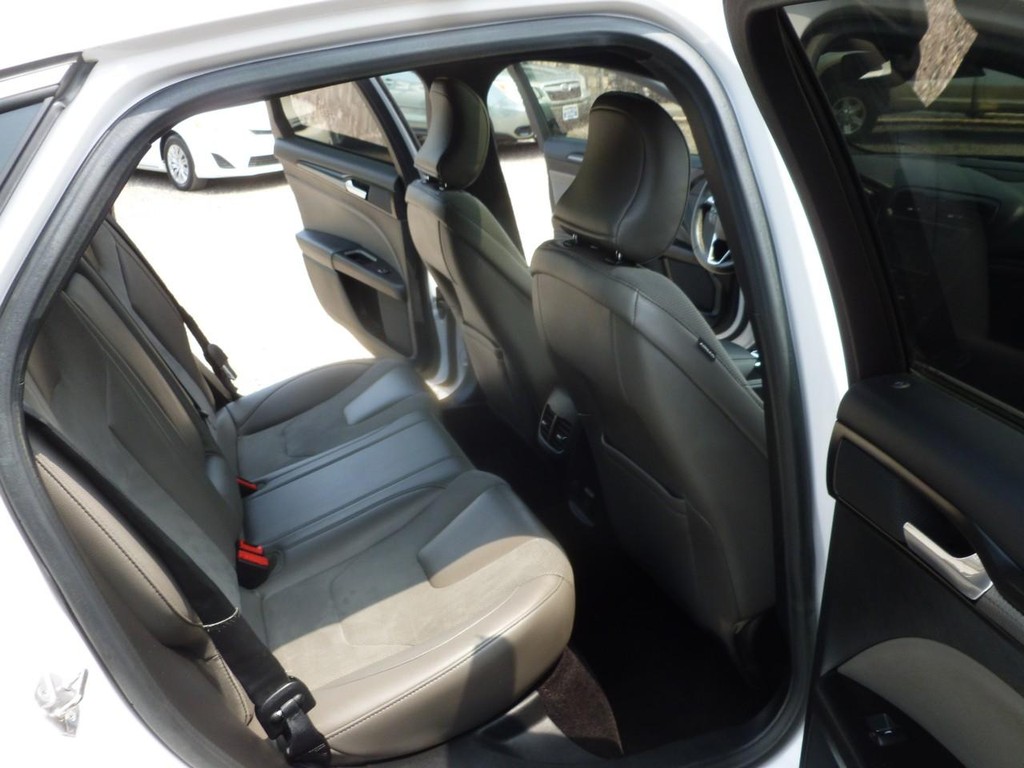 Ford Fusion Vehicle Full-screen Gallery Image 23