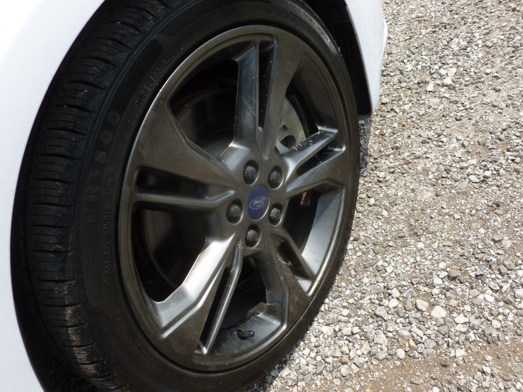 Ford Fusion Vehicle Full-screen Gallery Image 24