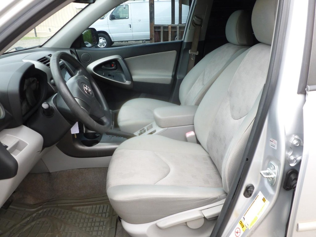 Toyota RAV4 Vehicle Full-screen Gallery Image 05