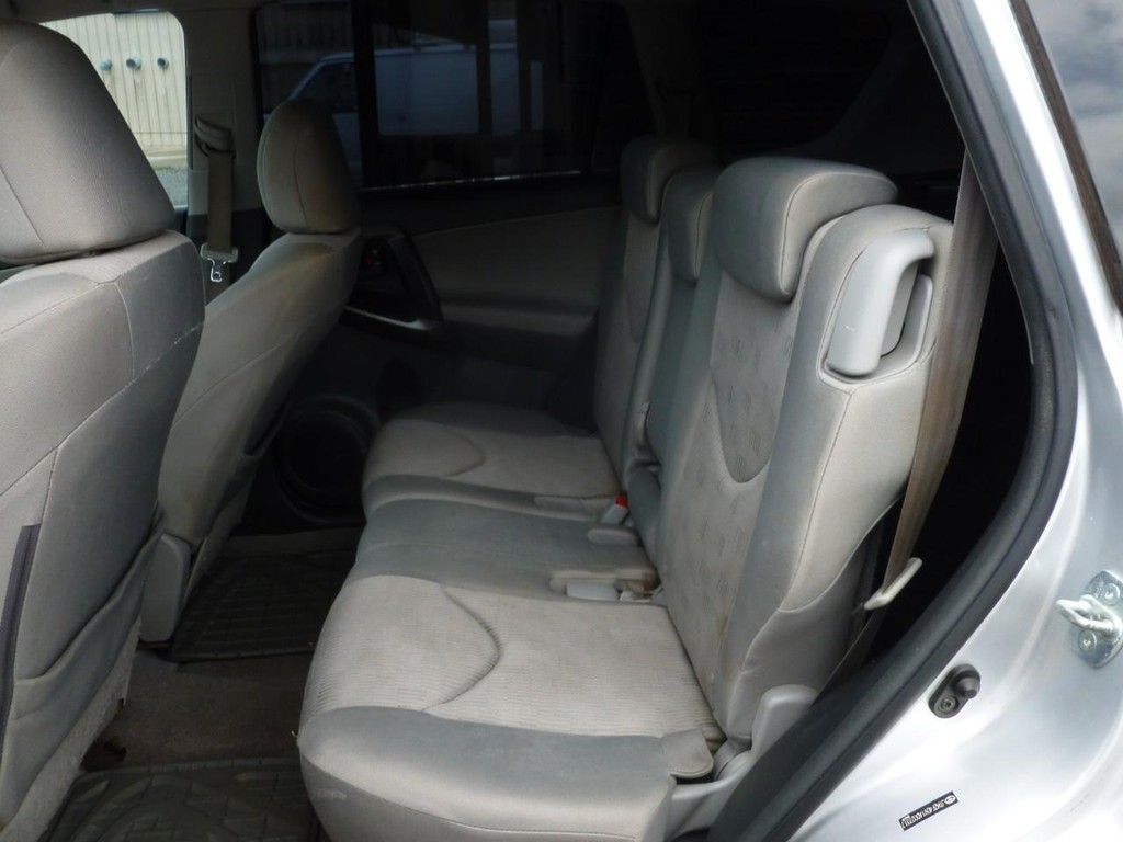 Toyota RAV4 Vehicle Full-screen Gallery Image 06