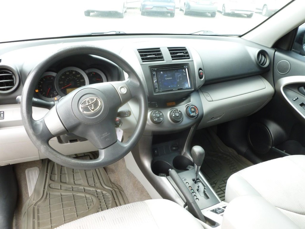 Toyota RAV4 Vehicle Full-screen Gallery Image 07