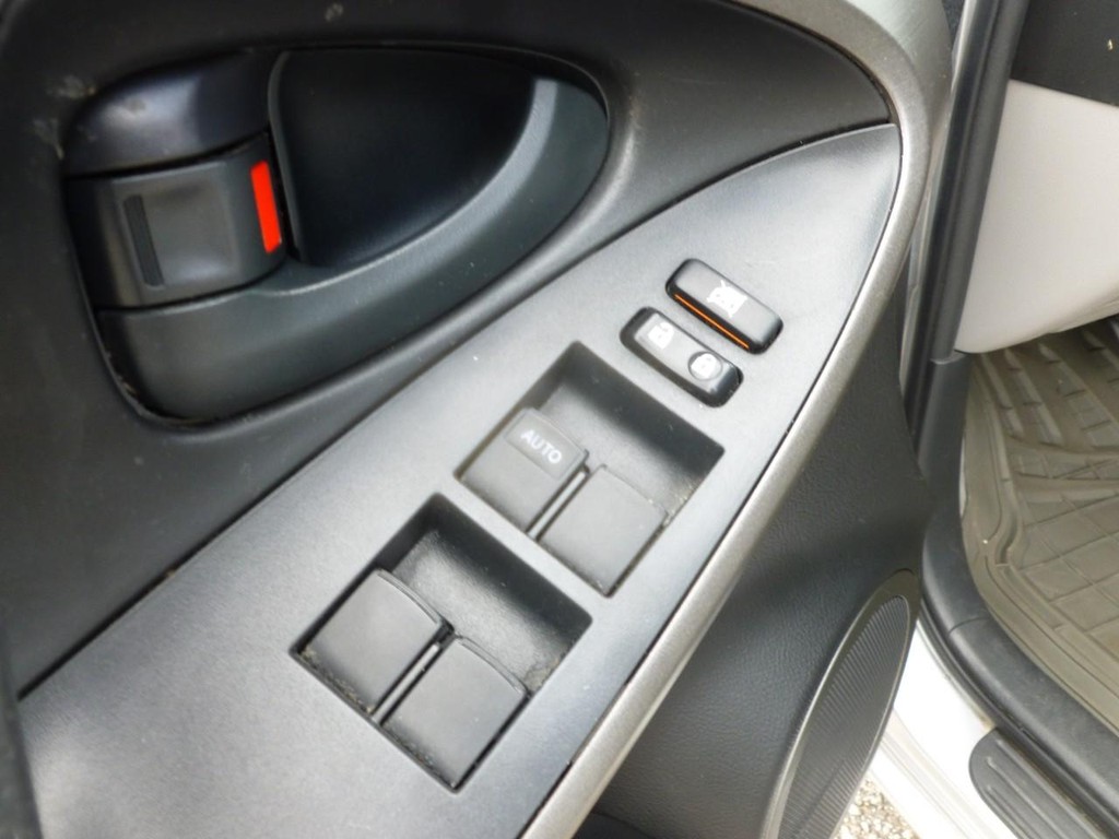 Toyota RAV4 Vehicle Full-screen Gallery Image 08